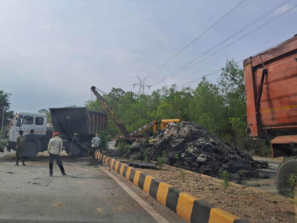 One lane of the highway remained blocked for 17 hours; vehicles were diverted through the other lane