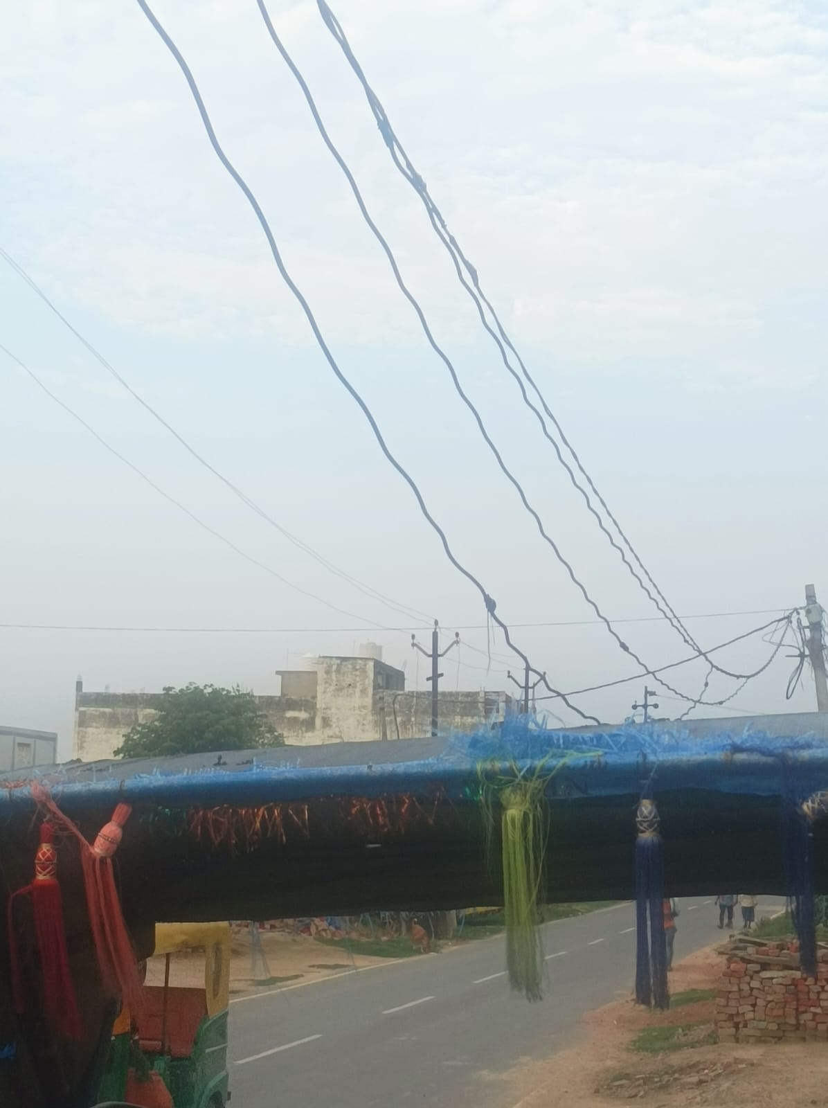 High-tension wires hanging for six months in Chiutahan; risk of accident.