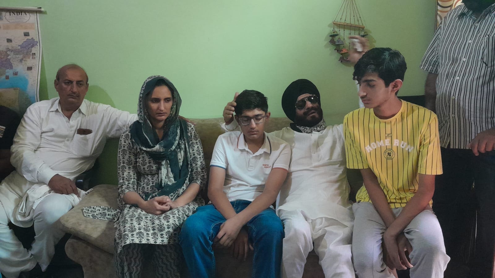 डिकाडला में नरेंद्र के परिजनों से बात करते भारतीय आतंकवाद विरोधी मोर्चा के राष्ट्रीय अध्यक्ष मन