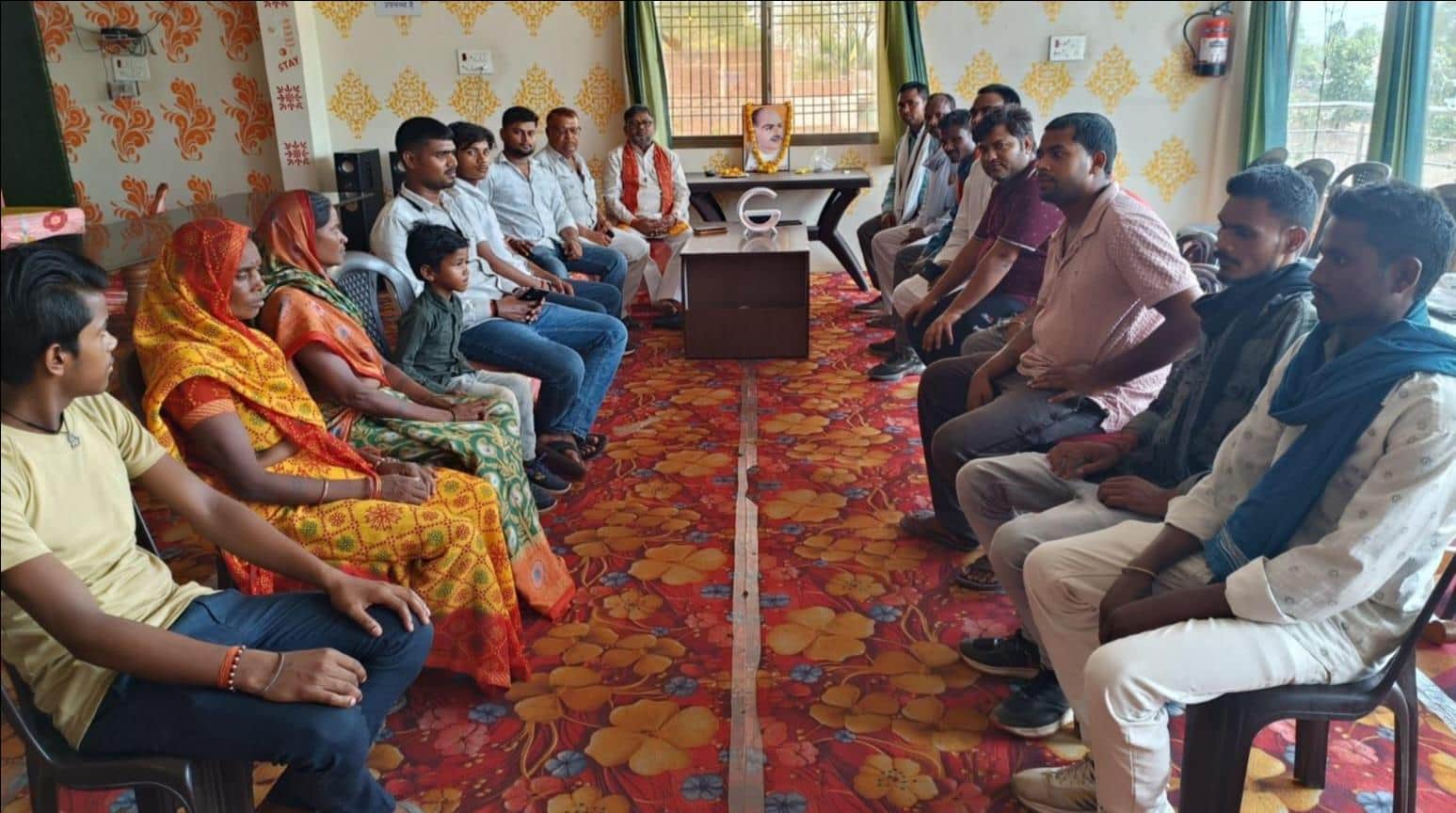 डाला सलाईबनवा में बैठक करते भाजपा के पदाधिकारी। संवाद