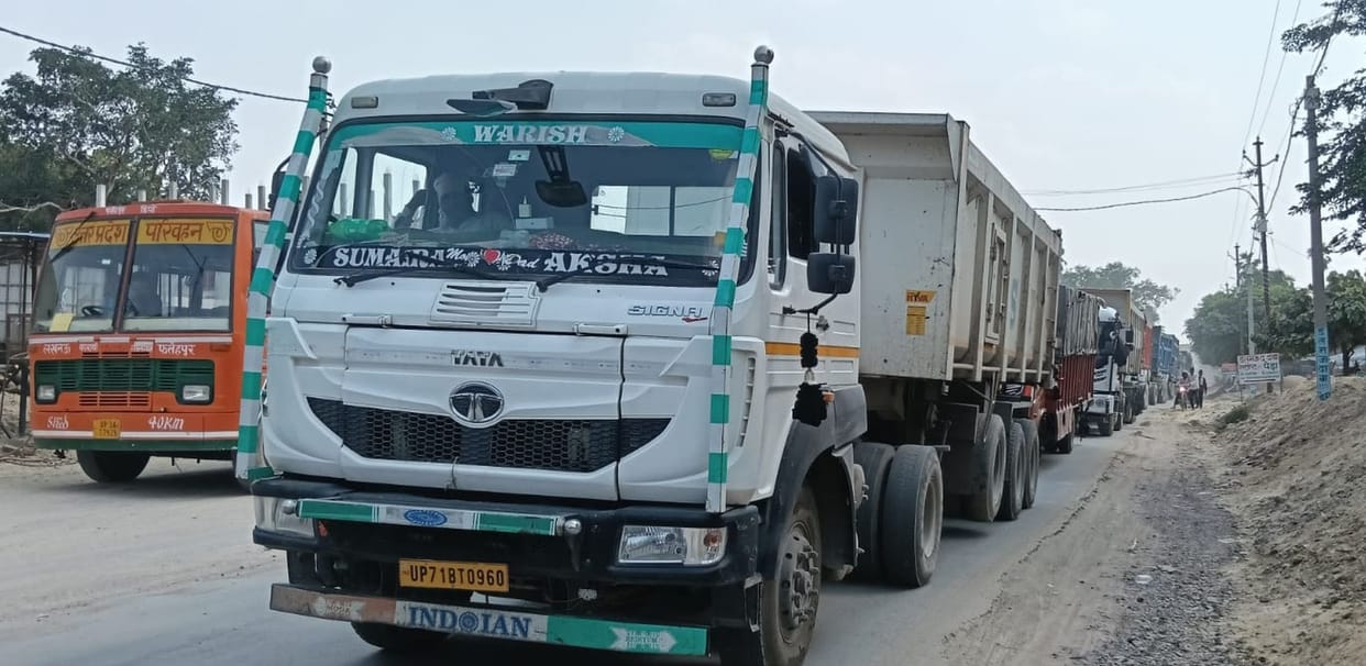 Three-hour traffic jam on the Muraibagh-Fatehpur road