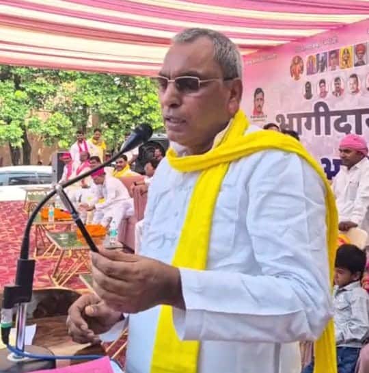 फूलपुर के श्री रामलीला मैदान में सुभासपा की सभा को संबोधित करते ओम प्रकाश राजभर। संवाद