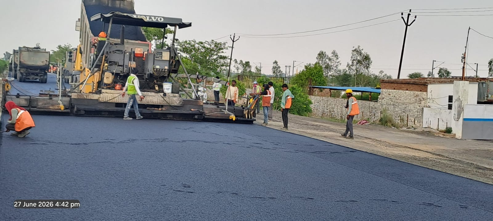फोटो - 01 आटा-उकासा टोल के पास हाईवे पर मरम्मत कार्य चलता। संवाद