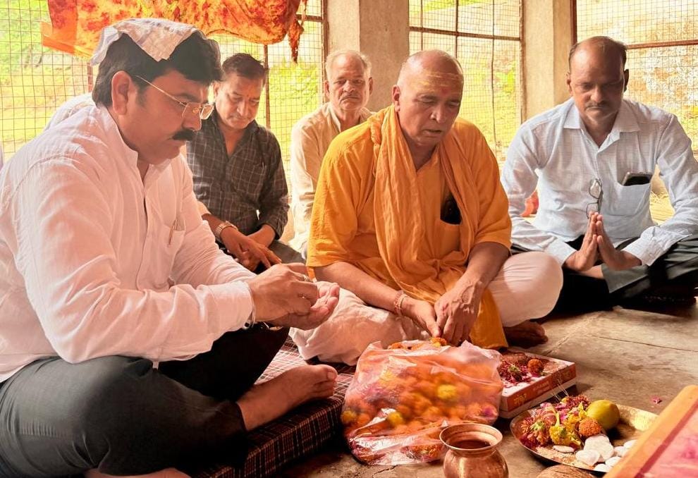 फोटो- 04 तालाब पर भूमिपूजन करते पालिकाध्यक्ष प्रदीप गुप्ता। संवाद