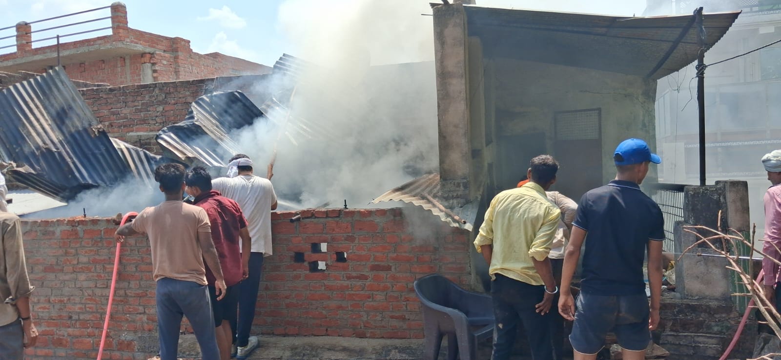 फोटो - 08 आग से जला पड़ा गृहस्थी का सामान। संवाद