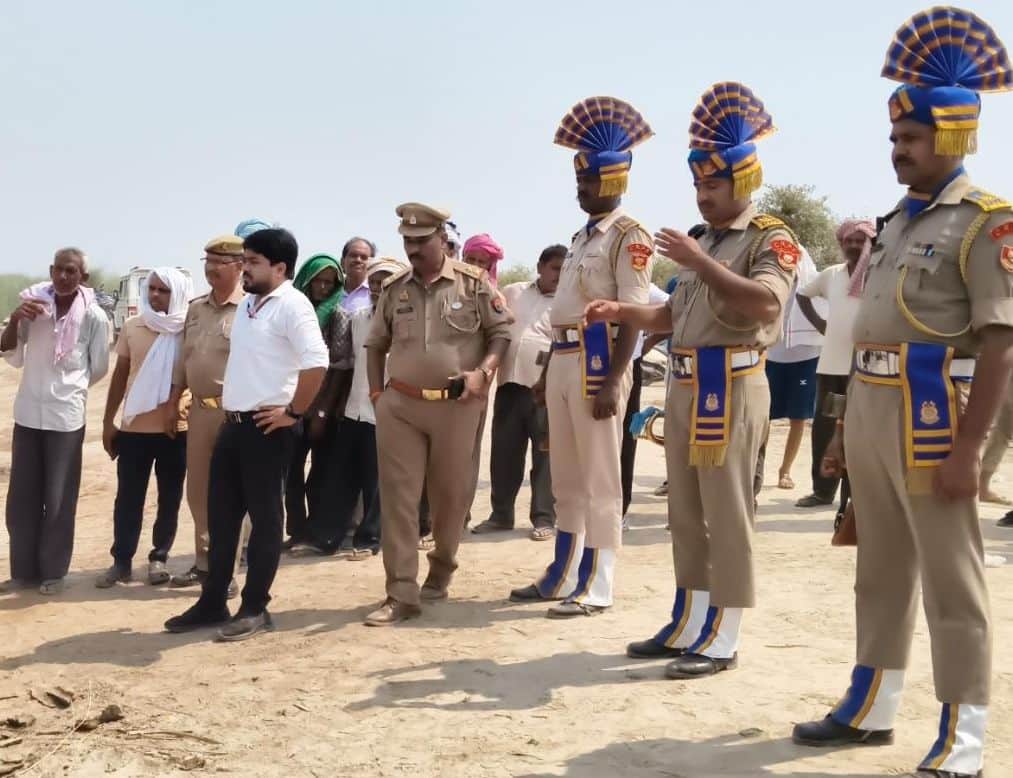 फोटो-11- अंतिम संस्कार के दौरान घाट पर मौजूद सीआरपीएफ जवानों की टोली। स्रोत: पाठक