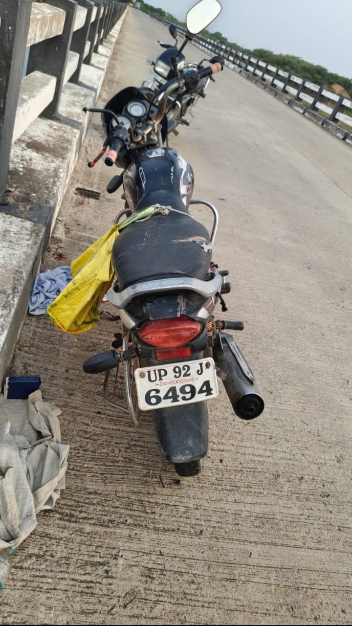 फोटो - 18 यमुना नदी स्थित जुहीखा पुल पर खड़ी बुजुर्ग की बाइक। संवाद