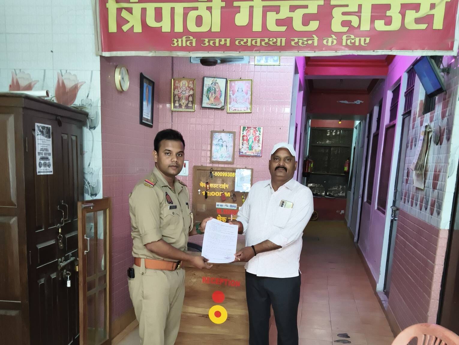 फोटो-26-गेस्ट हाउस संचालक को नोटिस देते अग्निशमन प्रभारी ।-स्रोत: विभाग