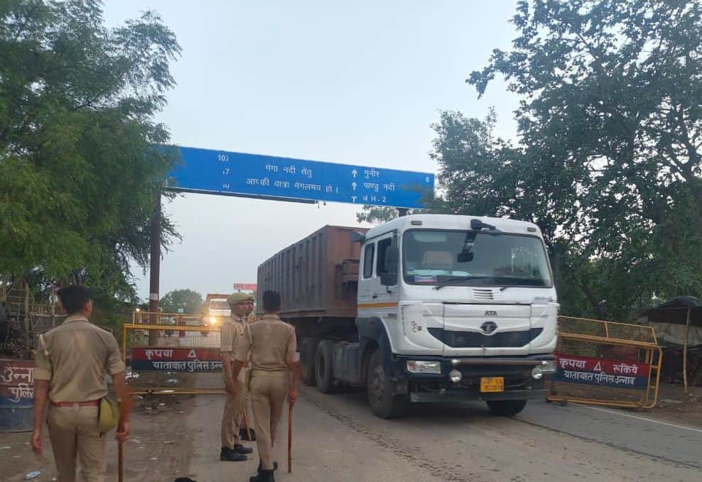 फोटो-32- बक्सर-ऊंचगांव मार्ग से भारी  वाहनों को निकलवाती पुलिस। संवाद