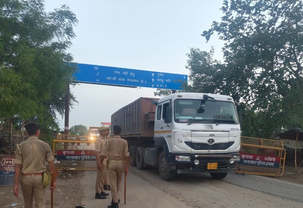 फोटो-32- बक्सर-ऊंचगांव मार्ग से भारी  वाहनों को निकलवाती पुलिस। संवाद