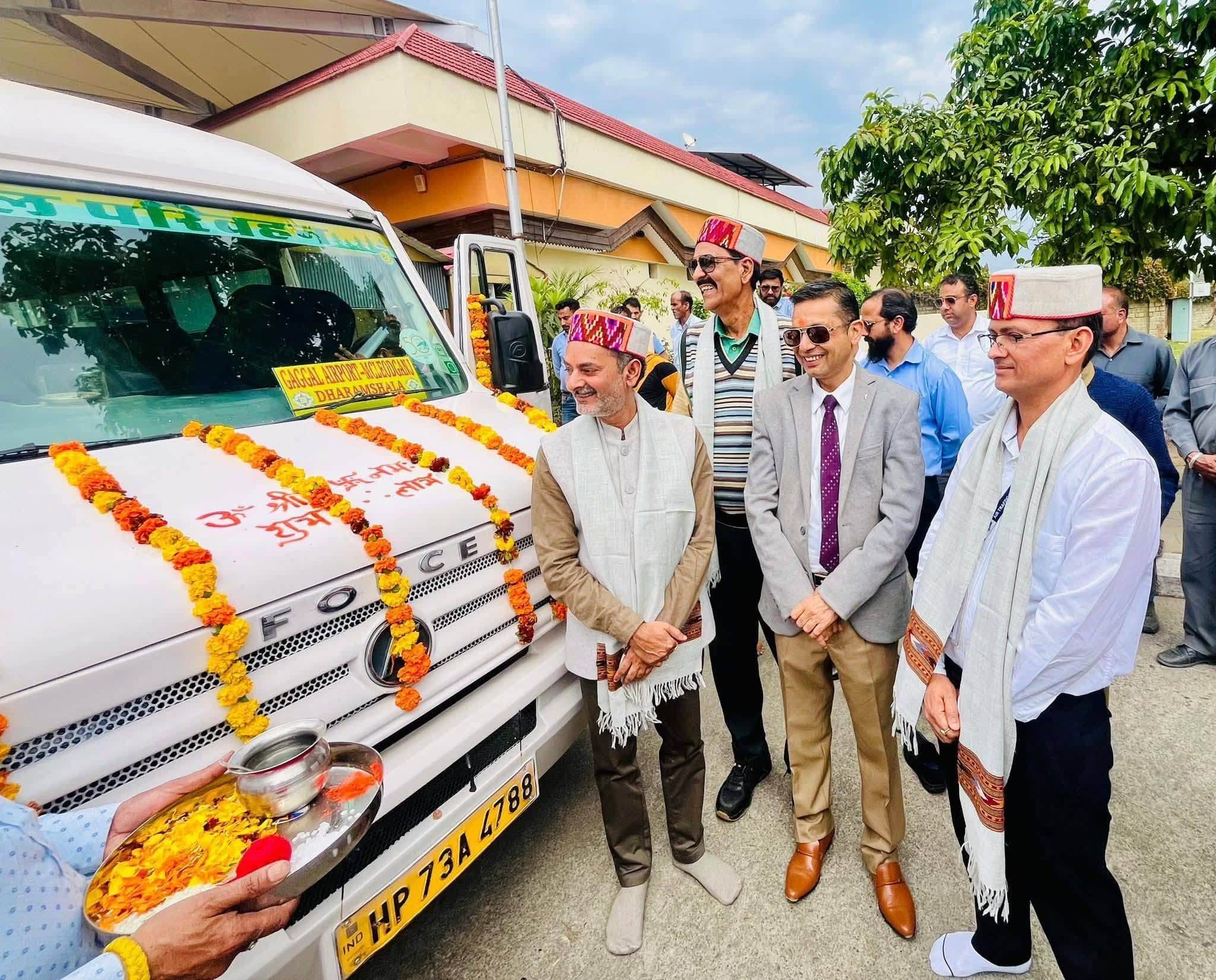 गगल एयरपोर्ट पर 11 मार्च को टेंपो ट्रैवलर सेवा का शुभारंभ करते एचआरटीसी के उपाध्यक्ष अजय वर्मा।