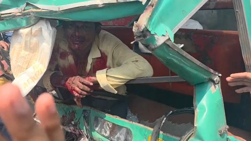 Out-of-control tempo collides with municipal corporation dumper, driver trapped for half an hour