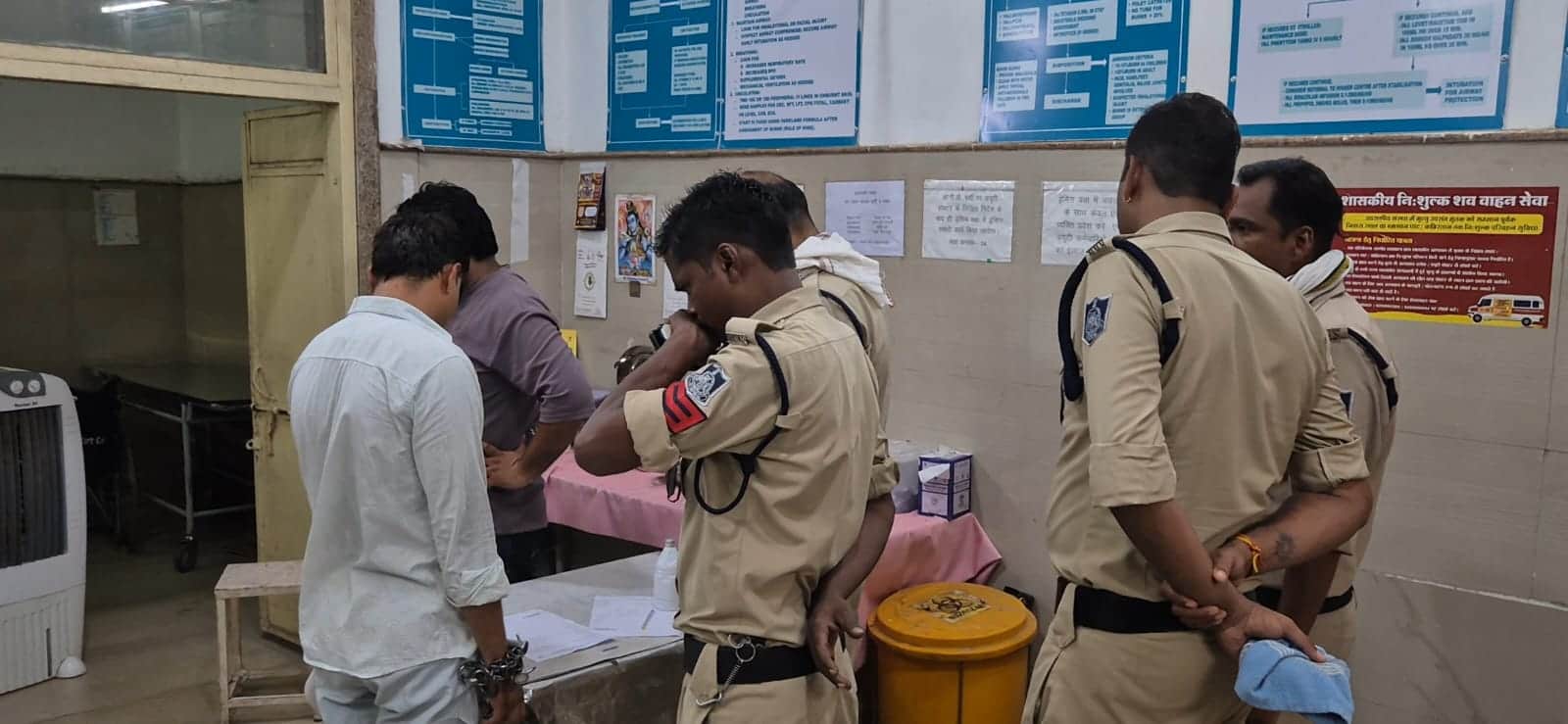 घायल को जिला अस्पताल लेकर पहुंचे पुलिसकर्मी