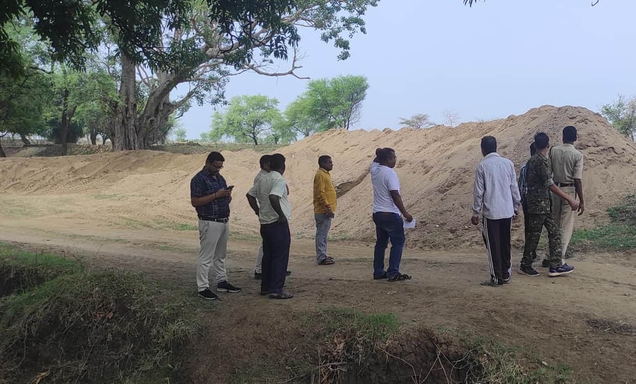 2600 cubic meters of illegally stored sand seized in Kabirdham
