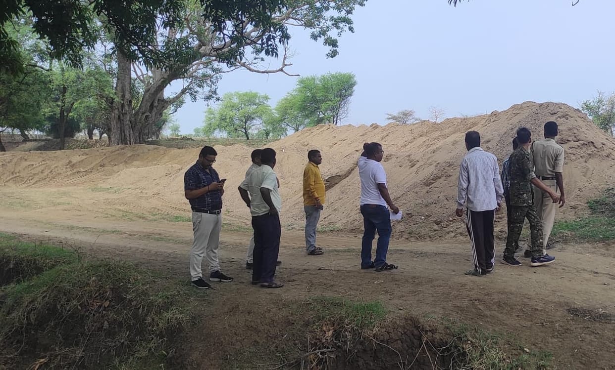 2600 cubic meters of illegally stored sand seized in Kabirdham