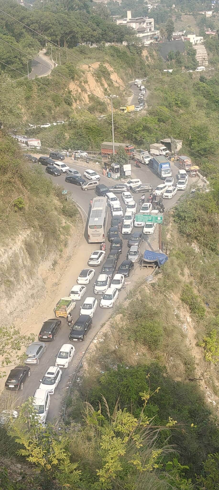 कांगडा में रविवार को लगे लंबे जाम की स्थिति। जागरूक पाठक