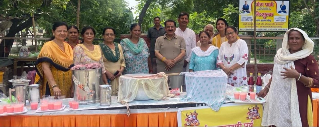 Women set up a *Chhabil* to serve water.