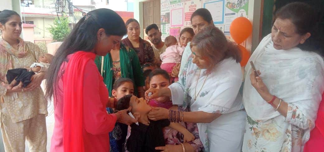 कैंट स्कूल नाहन में पल्स पालियो अभियान का शुभारंभ करती बीएमओ धगेड़ा डॉ मोनीषा अग्रवाल। संवाद