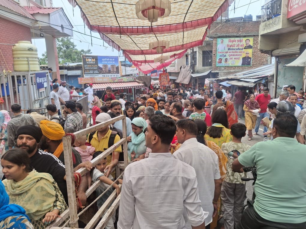 25,000 devotees paid obeisance at the Chintpurni shrine and prayed for happiness and prosperity.