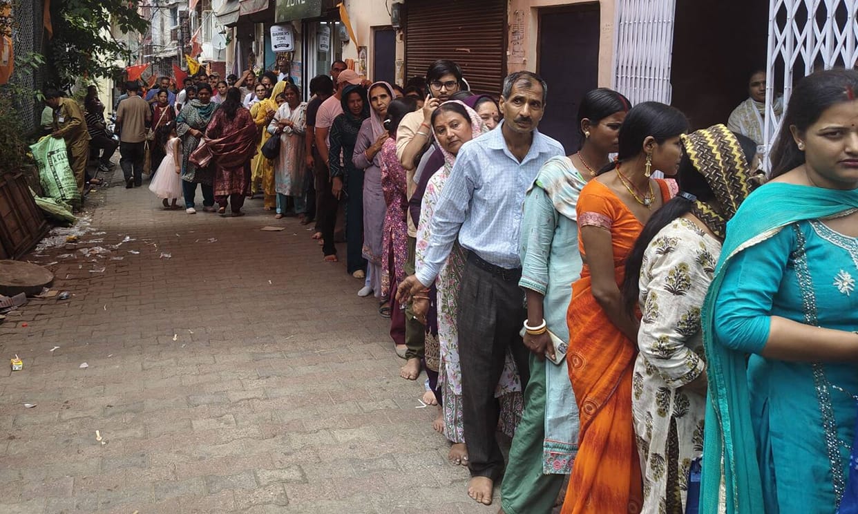 A crowd of devotees thronged Ganj Bazaar to seek blessings from Maa Shulini and her sister.