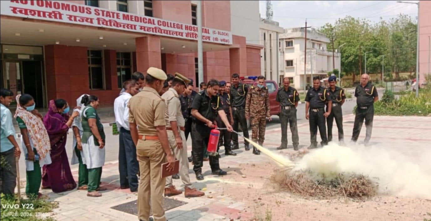 मेडिकल कॉलेज परिसर में आग से बचाव पर प्रशिक्षण देते अग्निशमन विभाग के अधिकारी। स्रोत विभाग