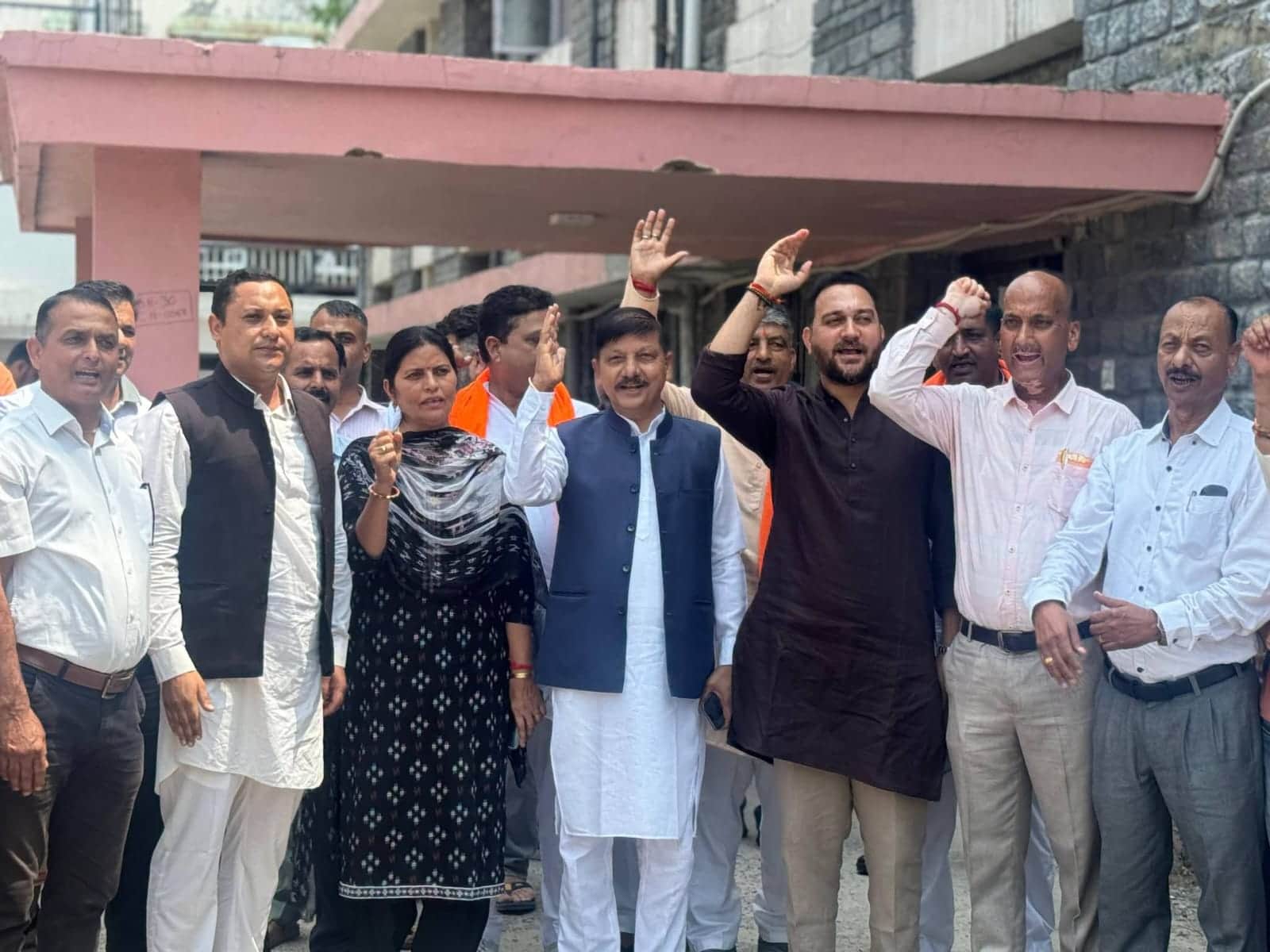 मिनी सचिवालय परिसर हमीरपुर में प्रदेश सरकार के खिलाफ नारेबाजी करते भाजपा नेता। संवाद।