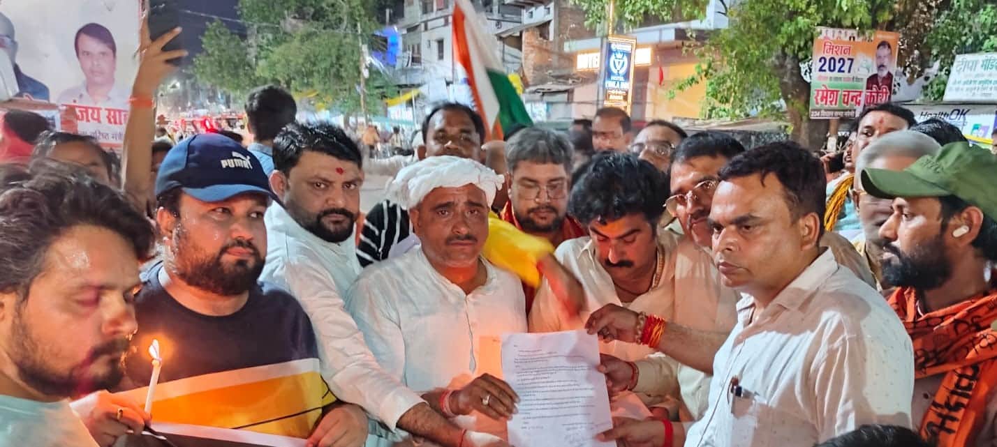 मशाल जुलूस के दौरान नायब तहसीलदार को पत्र सौंपते युवा। संवाद