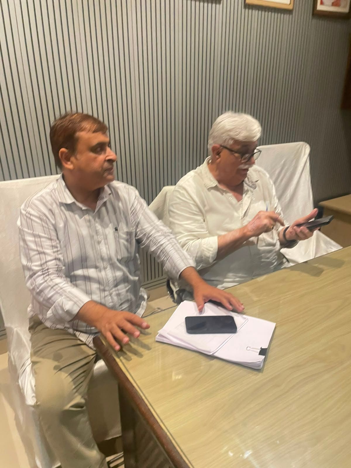 नामांकन की जानकारी देते चुनाव अधिकारी अशोक मेहता। संवाद