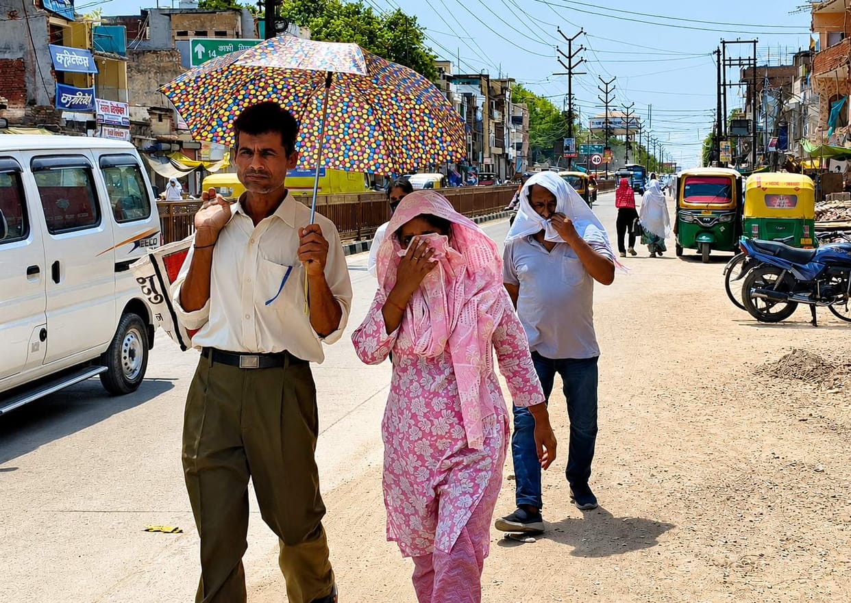 Temperature rose by one degree in 24 hours; heat and humidity caused distress.