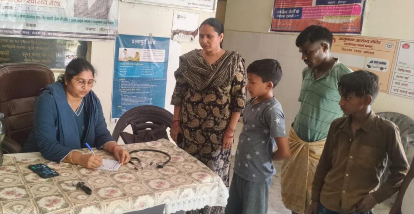 पीएचसी पाल्हापुर में मरीज देखतीं चिकित्सक । संवाद