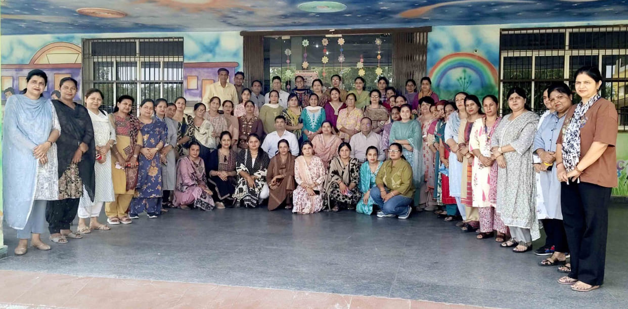 It is essential to connect Hindi with students' daily lives and creative thinking: Vijay Kumar.