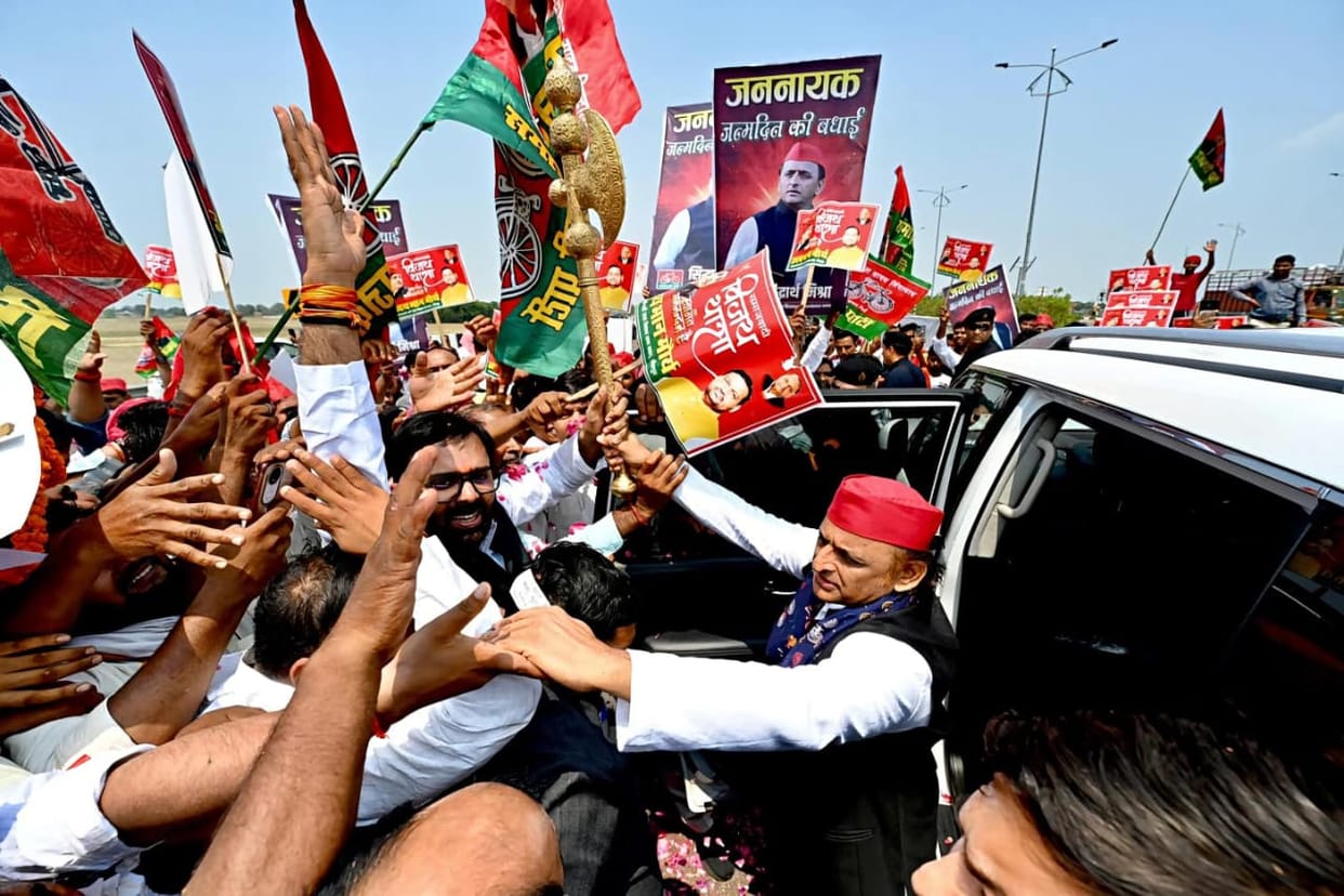 Grand welcome for former Chief Minister Akhilesh Yadav on Purvanchal Expressway