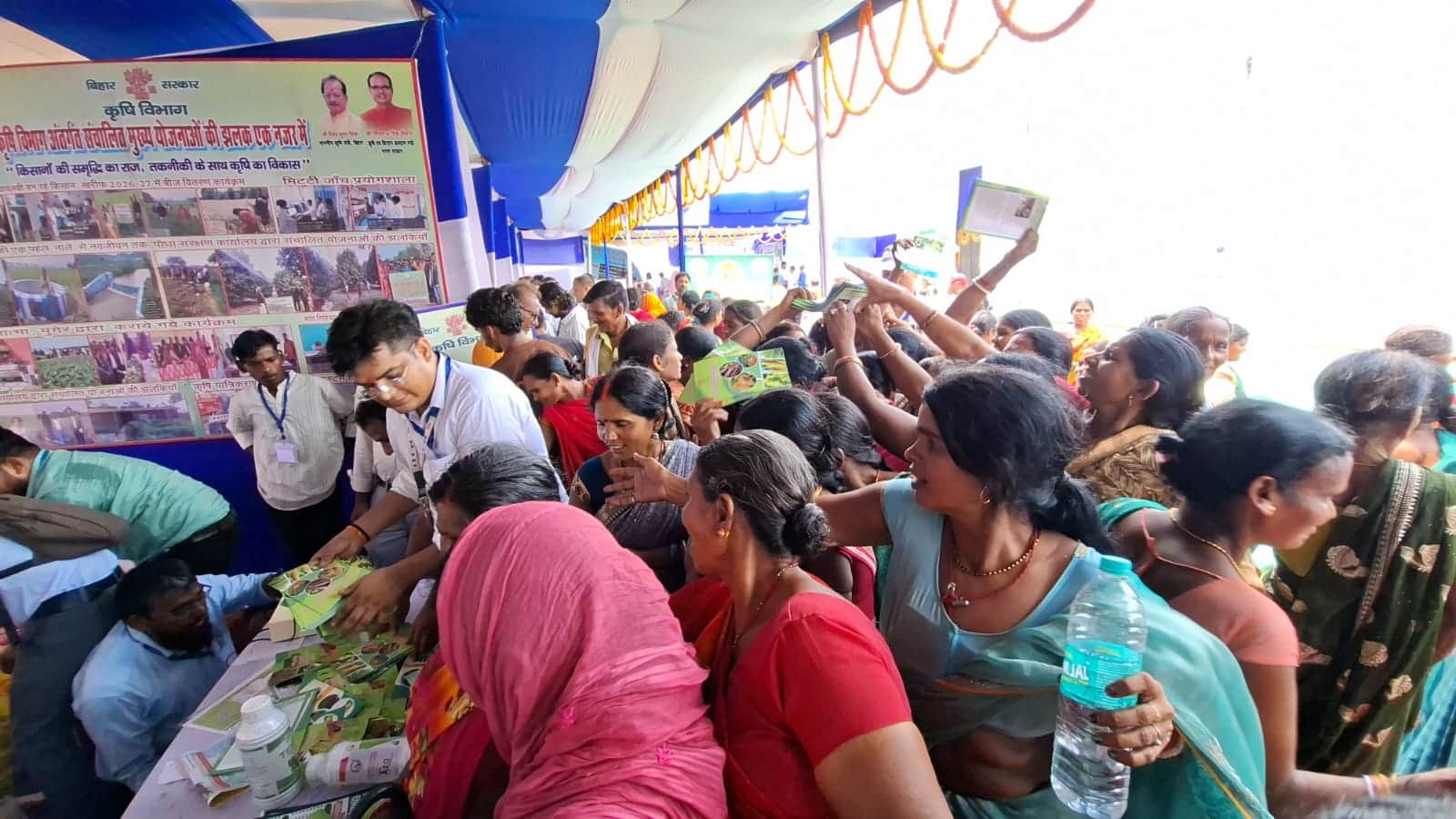 पुस्तिका लेने के लिए महिलाओं की उमड़ी भीड़