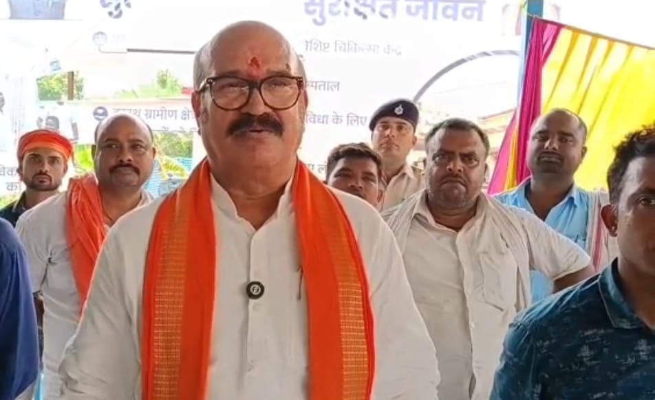 पत्रकारों से बात करते बीजेपी डॉ मुरारी मोहन झा