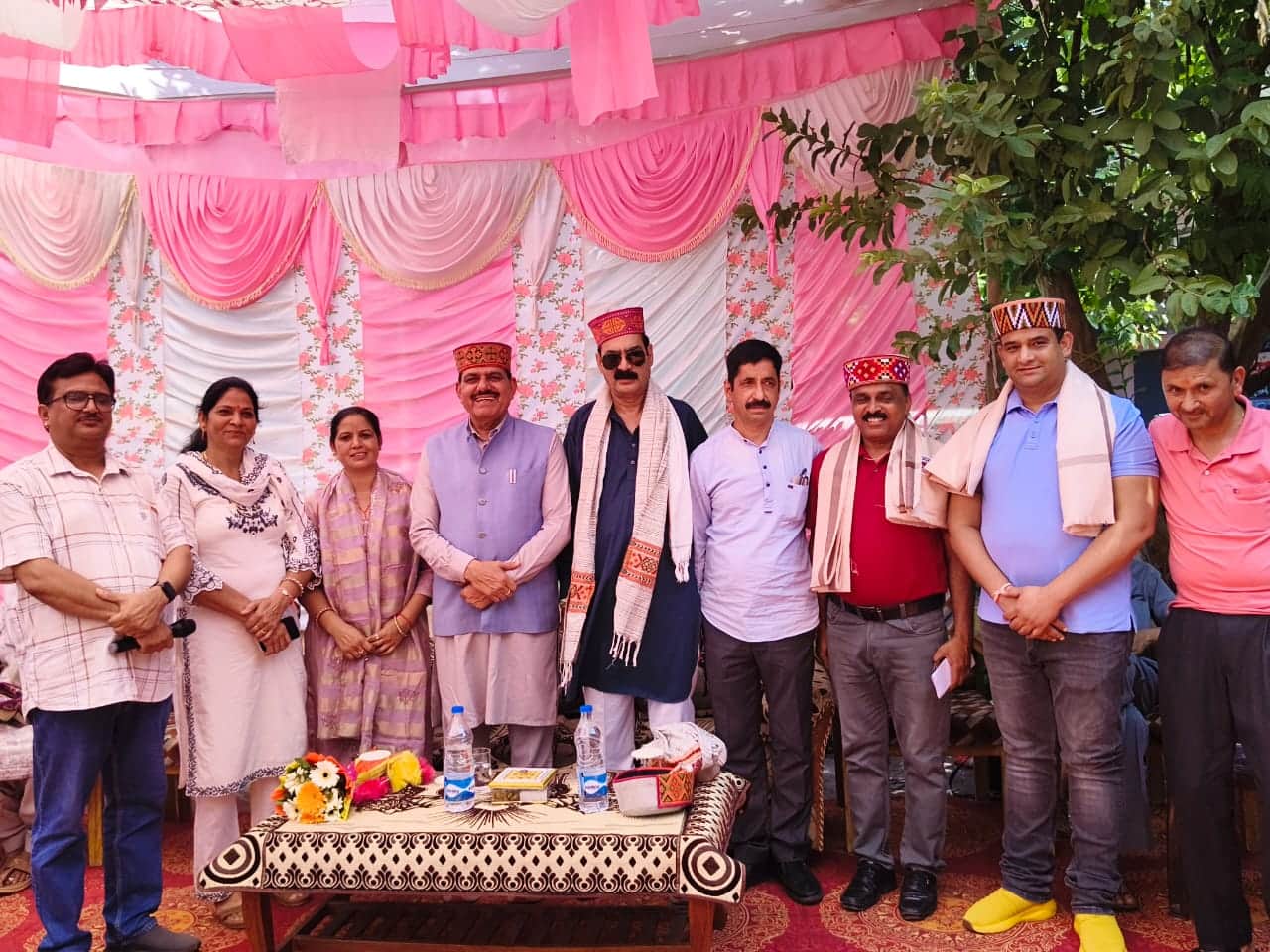 पद एवं गोपनियता कीे शपथ लेने के बाद नप सुजानपुर के अध्यक्ष व उपाध्यक्ष विधायक और कांग्रेस जिलाध