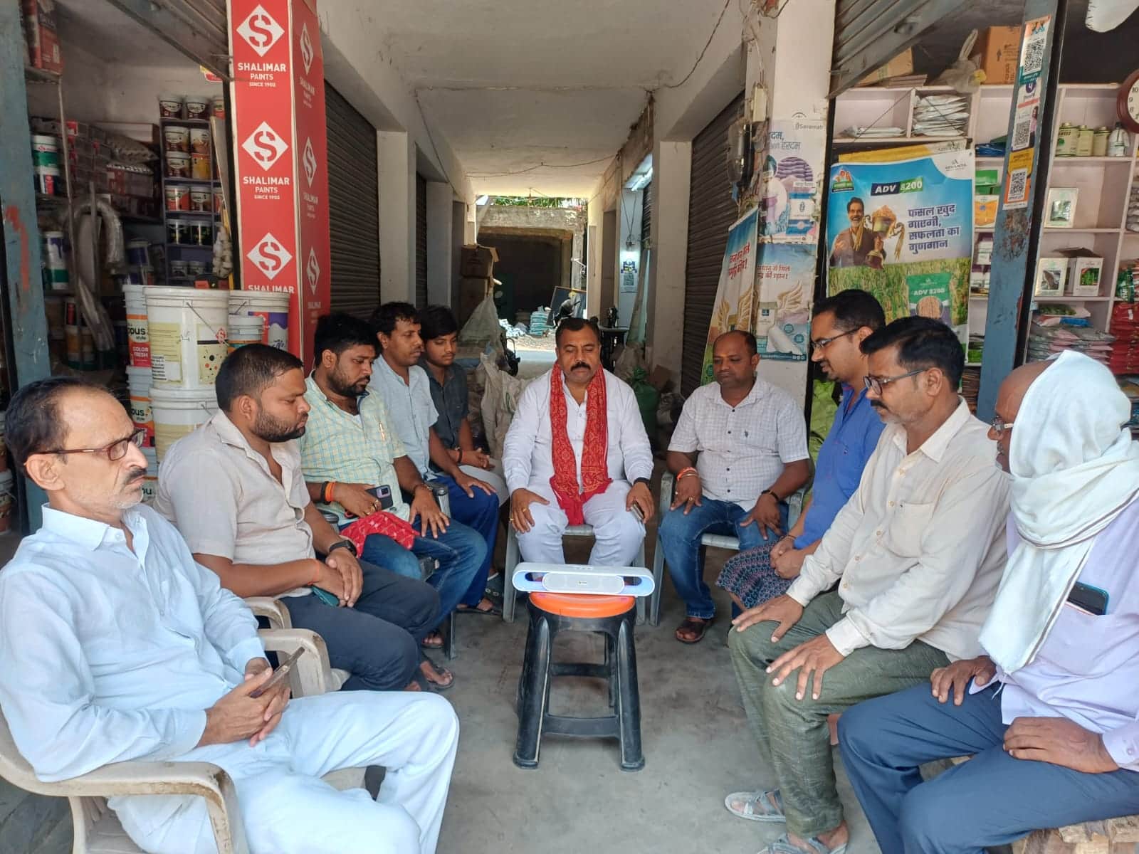 रॉबर्ट्सगंज में प्रधानमंत्री नरेंद्र मोदी मन की बात सुनते भाजपा के पदाधिकारी। स्रोत स्वयं
