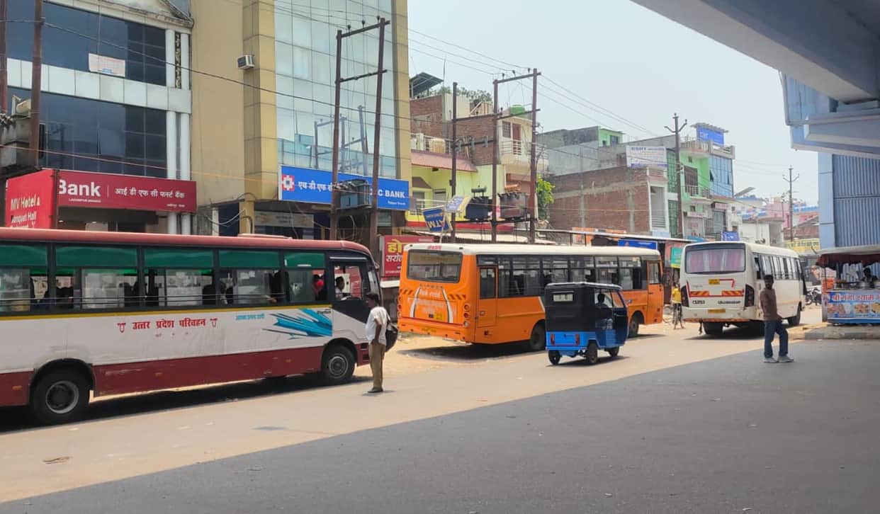 Parking on half the road, traffic jam on the entire route