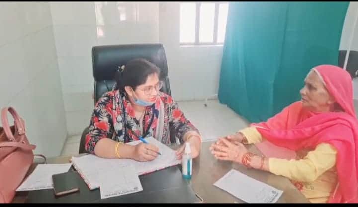 रोसयाबाजार प्राथमिक स्वास्थ्य केंद्र में मरीजों को परामर्श देतीं चिकित्सक। संवाद