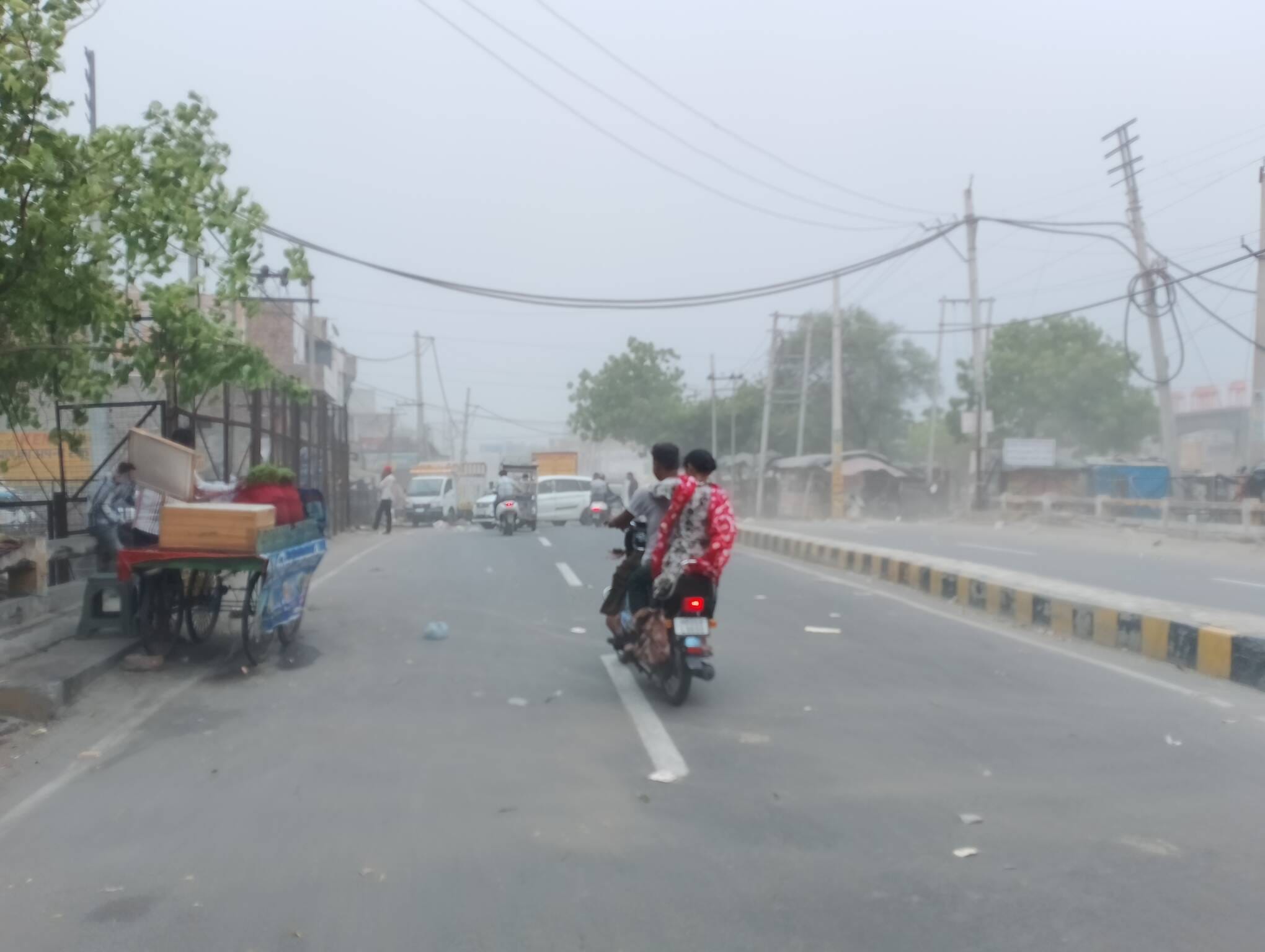 सनौली रोड पर तेज आंधी में गुजरते वाहन। संवाद