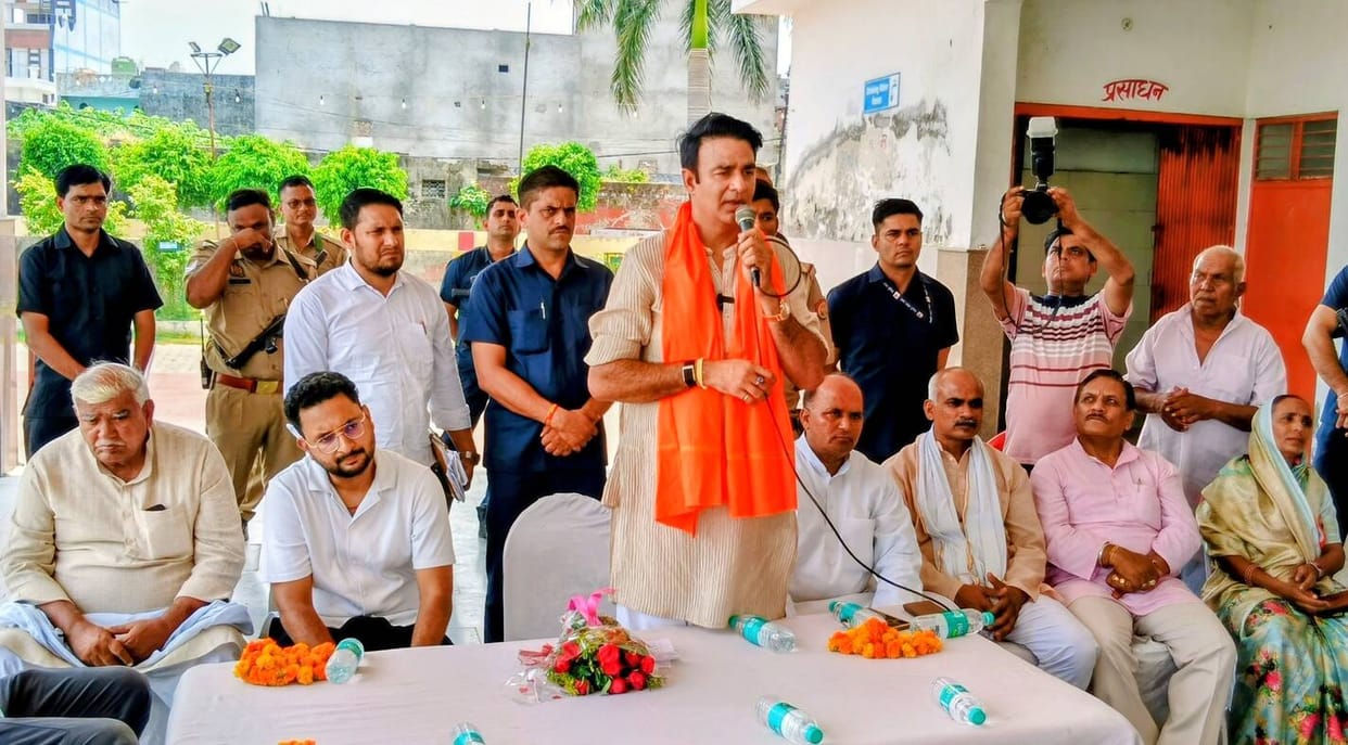 Sant Kabir Das worked to unite the society: Sangeet Som