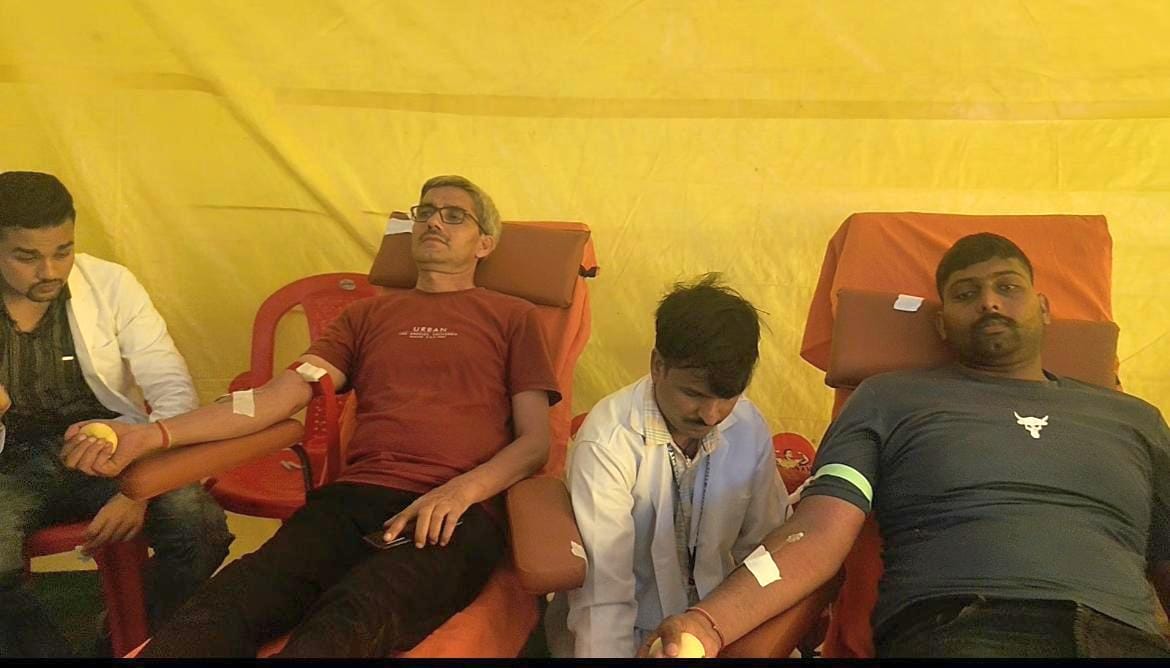 सतलोक आश्रम में रक्तदान करते लोग। संवाद