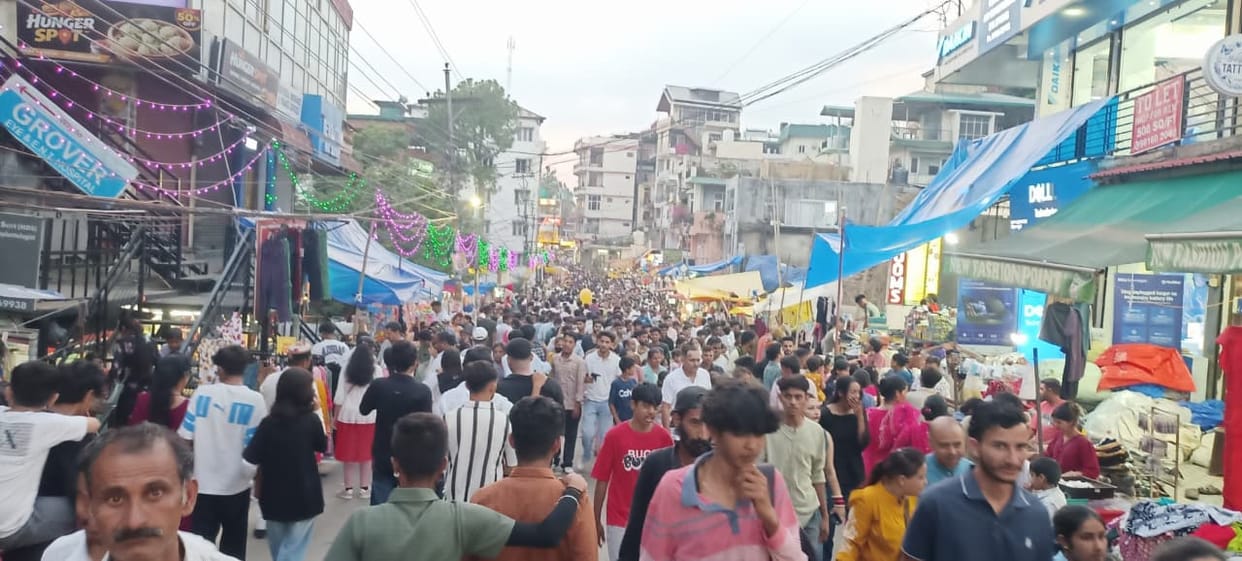 The second day of the Ma Shulini fair... The hustle and bustle began at eight in the morning, and the city was packed by ten.