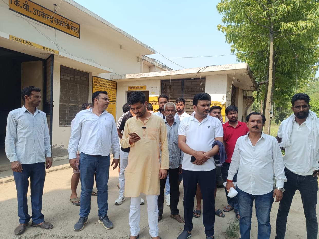 Villagers outraged over low voltage and unscheduled power cuts; Sakauti power station besieged.