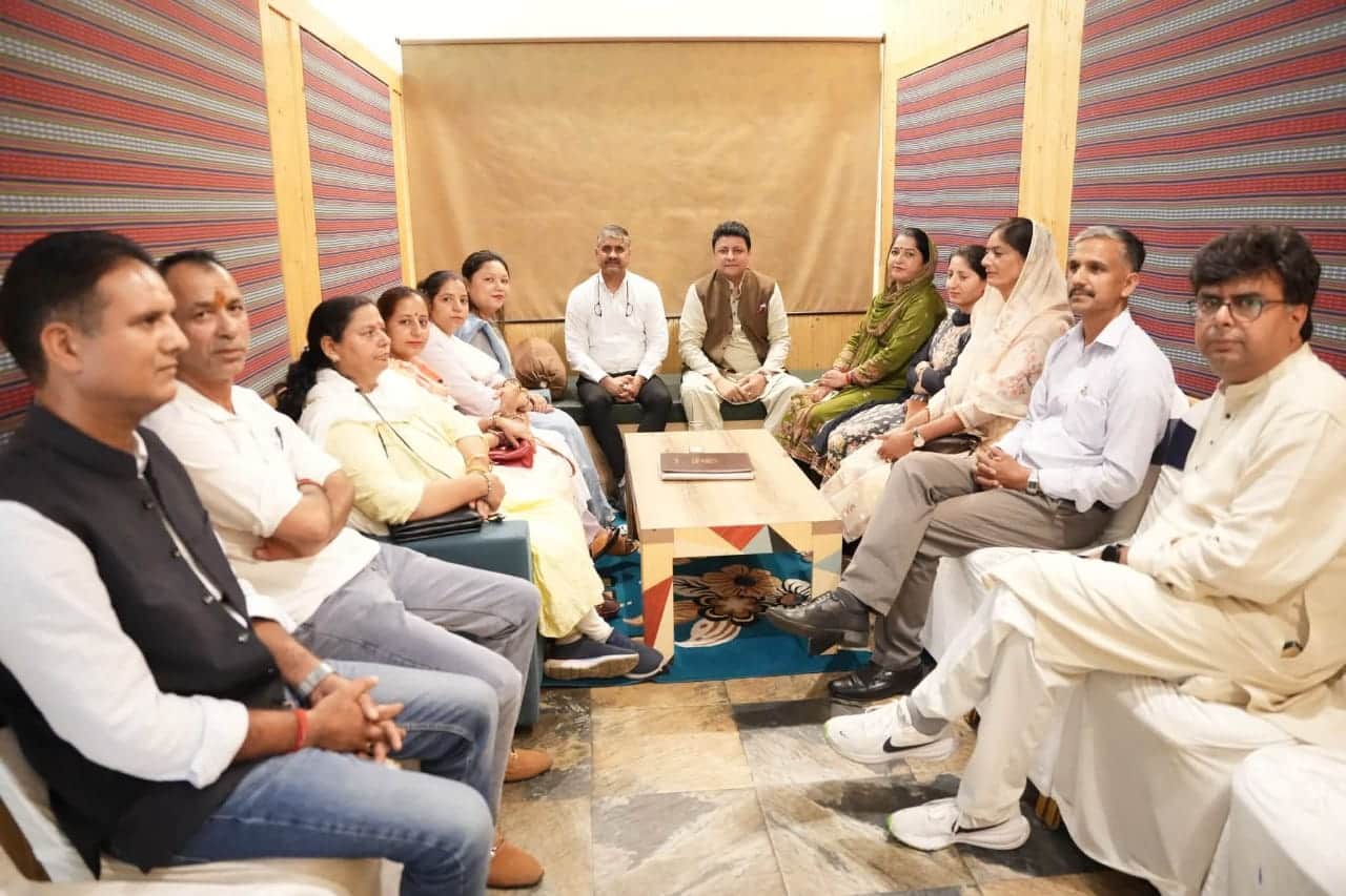 धर्मशाला में भाजपा पार्षदों के साथ बैठक करते विधायक पवन काजल और सुधीर शर्मा। -स्रोत : पार्टी