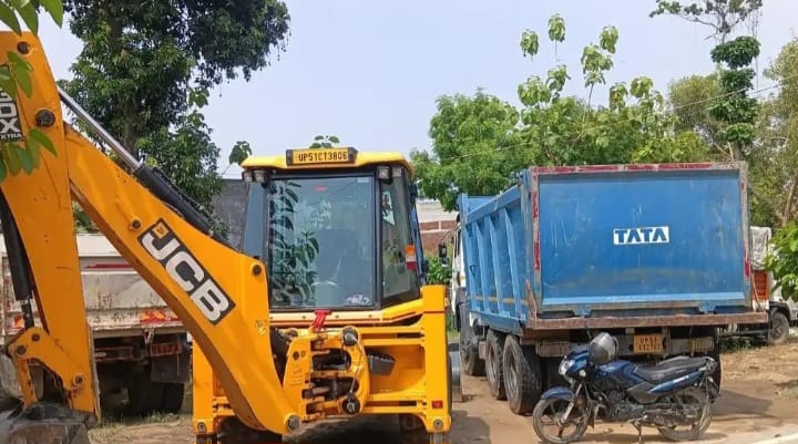 JCB and dumper caught engaged in illegal soil mining.