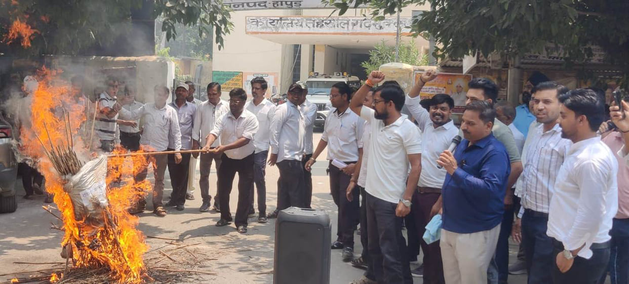 Lawyers staged a protest and burned an effigy in opposition to e-registry.