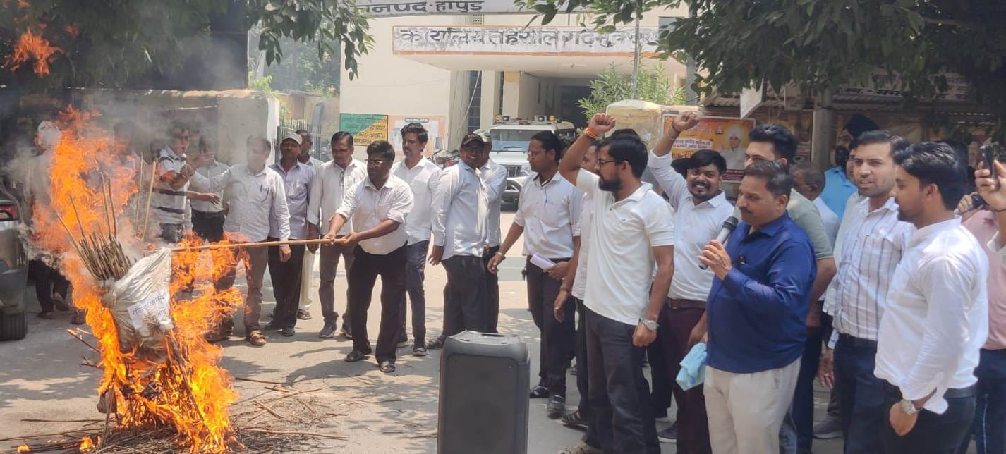 xगढ़ तहसील मुख्यालय पर प्रदेश के मंत्री का पुतला दहन करते वकील। संवाद