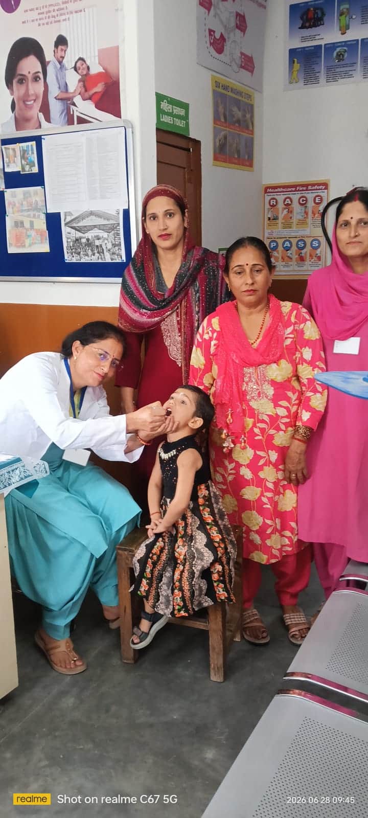 आयुष्मान आरोग्य मंदिर खरबाड़ में बच्चों को पोलियो रोधी दवा पिलाते स्वास्थ्य कर्मी। स्रोत : जागर