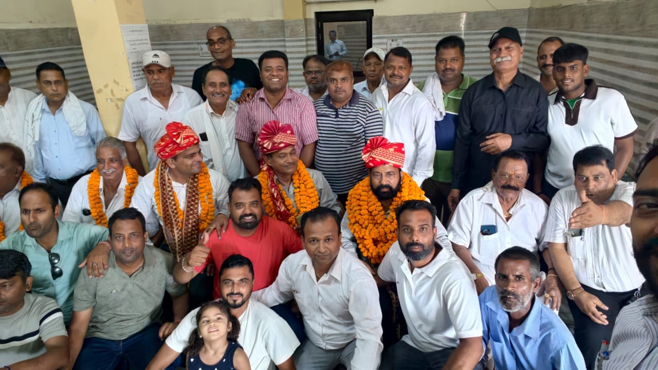 अंबाला छावनी में श्री यादव सभा चुनाव में विजयी प्रत्याशियों के साथ खुशी साझा करते परिजन व सगे