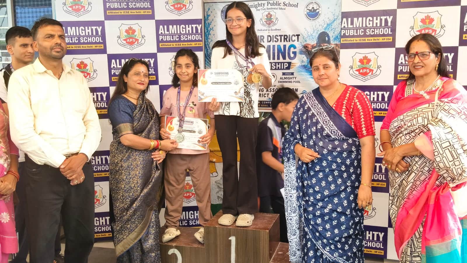 अलमाइटी स्कूल में चौथी हमीरपुर जिला तैराकी प्रतियोगिता में विजेता खिलाड़ियों को सम्मानित करते आ